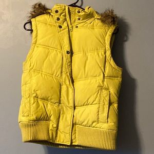Yellow puffer vest w fur hood